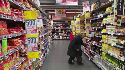 Pour lutter contre l’inflation, la plupart des grandes enseignes proposent des produits à prix réduits. Les produits concernés sont aussi bien dans l’alimentaire que dans le ménager ou les cosmétiques. (France 3)