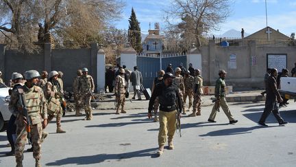 Les forces de sécurité pakistanaises se déploient devant l'église méthodiste de Quetta, visée par une attaque du groupe Etat islamique, le 17 décembre 2017. (BANARAS KHAN / AFP)