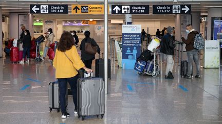 Des passagers à l'aéroport de Fiumicino à Rome (Italie), le 11 novembre 2021.&nbsp; (BARIS SECKIN / ANADOLU AGENCY / AFP)