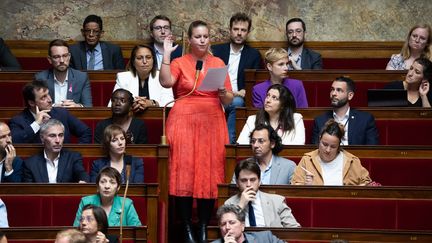 La présidente du groupe La France insoumise, Mathilde Panot, montre une fiole contenant des punaises de lit, à l'Assemblée nationale, le 3 octobre 2023. (ALEXIS SCIARD / MAXPPP)