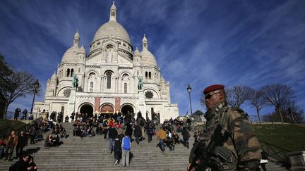 Devant la basilique du Sacré-Cœur, à Paris, le 23 décembre 2015.&nbsp; (CHRISTOPHE ENA / AP / SIPA)