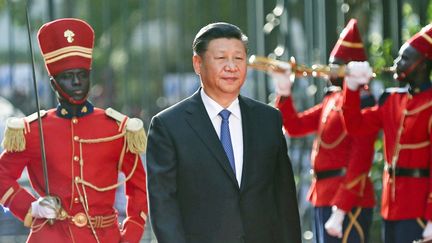 Le dirigeant chinois Xi Jinping avec la Garde d'honneur au palais présidentiel à Dakar le 21 juillet 2018. ( REUTERS/Mikal McAllister)