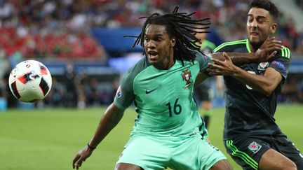 Renato Sanches à la lutte avec la Gallois&nbsp;Hal Robson-Kanu, le 7 juillet 2016 à Lyon (Rhône).&nbsp; (VLADIMIR PESNYA / SPUTNIK / AFP)