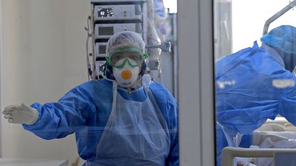 Les services de soins intensifs en charge des patients atteints par le Covid-19, comme celui de l'hôpital Ariana Mami, près de Tunis, manquent de respirateurs artificiels. (FETHI BELAID / AFP)