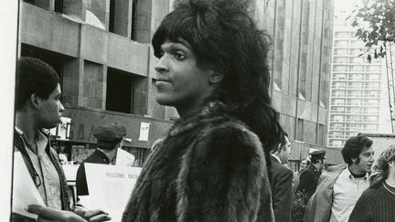 Marsha P. Johnson distribue des tracts, en 1970, en soutien aux étudiants gays de la New York University. (DIANA DAVIES / NYPL / REUTERS)