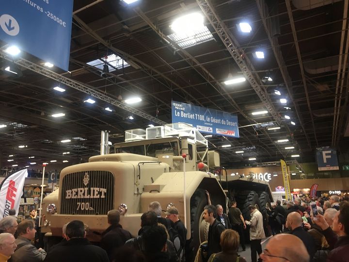 Le T100 Berliet, centre d'attraction, l'un des deux modèles du plus gros camion du monde. (SERGE MARTIN FRANCE INFO)