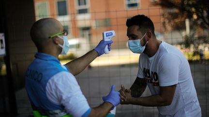 Une prise de température en Espagne, le 8 octobre 2020. (BURAK AKBULUT / ANADOLU AGENCY / AFP)