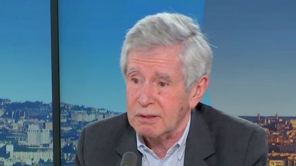 Le gouvernement a annoncé vouloir allonger le temps de carence des arrêts-maladies du secteur public et limiter leur rémunération à 90% au lieu de 100% actuellement. Un principe de "réalité", selon Alain Minc.