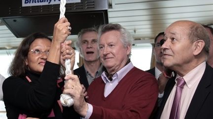 René Couanau (c) et la ministre de l'outre-mer Mme Planchard donnent le coup d'envoi de la "Route du Rhum, le 31/10/10 (AFP - Kenzo Tribouillard)