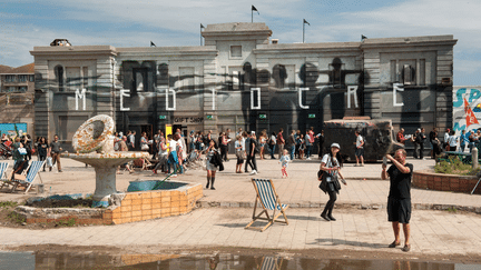 Un spectacle accueille les visiteurs avec un &eacute;loge de la m&eacute;diocrit&eacute;, dans dans l'enceinte d'une ancienne piscine de plein air de Weston-super-Mare, une station baln&eacute;aire proche de Bristol (ouest de l'Angleterre). (LNP / REX SHUTTERSTOCK / SIPA)