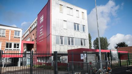 Le collège Pierre-Simon Laplace à Lisieux (Calvados), où le proviseur Stéphane Vitel a été retrouvé mort vendredi 11 août 2023. (LOU BENOIST / AFP)