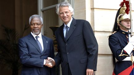 Kofi Annan en compagnie de Dominique de Villepin en 2006. (ERIC FEFERBERG / AFP)