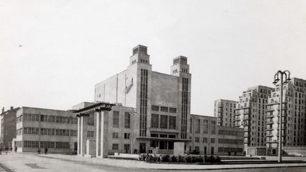 Au centre du bâtiment, le TNP connait son heure de gloire dans les années 70. A sa tête se succèdent Roger Planchon, Patrice Chéreau ou Robert Gilbert. Dirigé depuis 2002 par Christian Schiaretti il rouvre ses portes en novembre 2011 entièrement rénové.
 (Fonds Sylvestre)