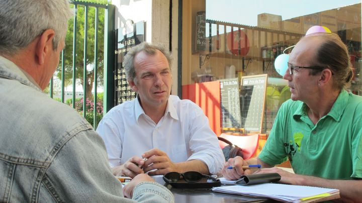 Pierre S&eacute;m&eacute;riva (au centre), candidat EELV, en r&eacute;union informelle avec son &eacute;quipe de campagne, le 29 mai 2012, &agrave; Marseille. (S. LEGRAND / FTVI)