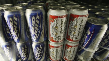 Des canettes de Bud Light et de Budweiser, dans une sup&eacute;rette de Los Angeles, en Californie, le 16 juin 2008.&nbsp; (FRED PROUSER / REUTERS)