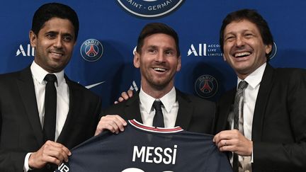 Le bonheur de Nasser Al-Khelaïfi, président du PSG, aux côtés de Lionel Messi et de Leonardo, le directeur sportif du club, le 11 août 2021. (STEPHANE DE SAKUTIN / AFP)