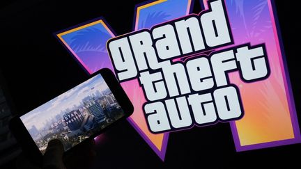 Le logo de "GTA VI", le prochain épisode de la série de jeux vidéo "Grand Theft Auto". (CHRIS DELMAS / AFP)