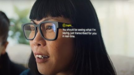 Le prototype de lunettes de réalité augmentée présenté par Google affiche la traduction de ce que dit votre interlocuteur, en temps réel, sur les verres, comme des sous-titres. (GOOGLE)