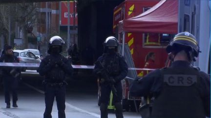 Des CRS déployés à proximité de l'endroit où l'homme qui avait attaqué de passants au couteau, vendredi 3 janvier, a été abattu, à Villejuif (Val-de-Marne). (france 3)