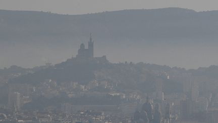 Pollution atmosphérique à Marseille (Bouches-du-Rhone), le 15 février 2019. (BORIS HORVAT / AFP)