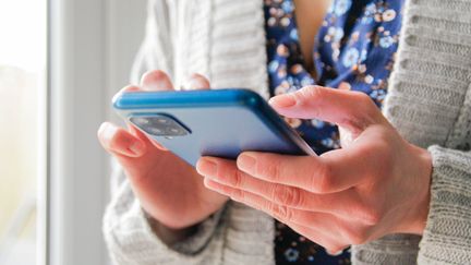 L’escroc peut se fait passer pour votre enfant et vous faire croire qu’il a besoin d’aide pour résoudre un problème avec son téléphone cassé. Illustration. (KINGA KRZEMINSKA / MOMENT RF via GETTY)