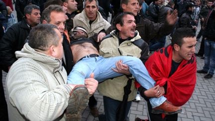 Des manifestants portent le corps d'un mort lors d'une manifestation anti-gouvernementale (21/1/2011) (AFP/STRINGER)