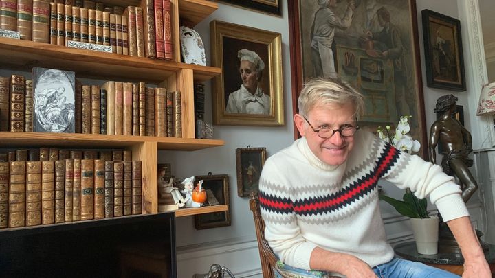 Le libraire Alain Huchet possède des dizaines de livres anciens de cuisine. Il a été chef avant d'ouvrir une "boite" de bouquiniste sur les quais de Paris. (BERNARD THOMASSON / FRANCEINFO)