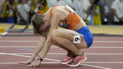 Cette fois c'était des larmes de joie pour la Néerlandaise Femke Bol, sacrée championne du monde du 400 m haies (51"70), jeudi 24 août 2023. La triple championne d'Europe de 23 ans s'est rattrapée et rassurée après sa chute sur le 4x400 m mixte, samedi 19 août 2023. (MATTHIAS SCHRADER / AP)