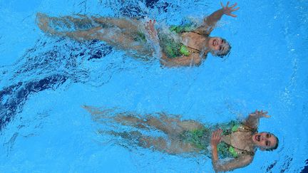 Les soeurs françaises Charlotte et Laura Tremble, dans le bassin olympique de Tokyo, le 4 août 2021. (OLI SCARFF / AFP)