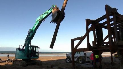 Les brise-lames de Saint-Malo,&nbsp;plantés dans le sable pour protéger la digue depuis deux siècles, sont actuellement rénovés.&nbsp; (CAPTURE D'ÉCRAN FRANCE 3)