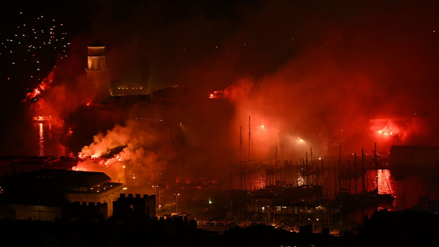 25 kilomètres de fumigènes sur le littoral marseillais pour les 30 ans du  sacre de l'OM