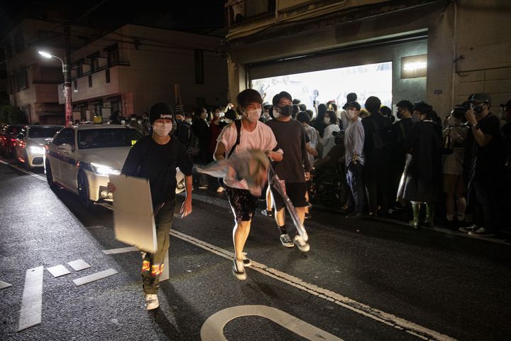 Des visiteurs à la sortie de la Gallerie SAME à Tokyo qui avait autoriser les visiteurs à "voler" les oeuvres, le 9 juillet 2020 (BEHROUZ MEHRI / AFP)