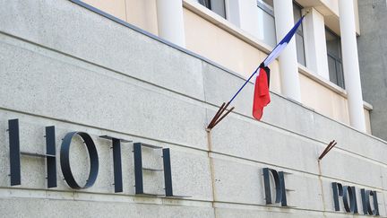 Un drapeau en berne après le suicide d'un policier à Montpellier, le 19 avril 2019. (SYLVAIN THOMAS / AFP)