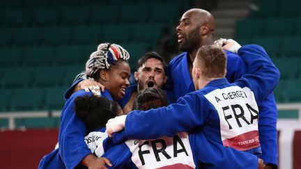 La joie des six judokas français après leur victoire en finale contre le Japon lors de l'épreuve par équipes, le 31 juillet 2021 à Tokyo. (FRANCK FIFE / AFP)