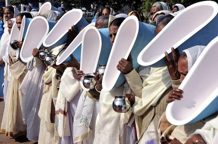 Chaque année dans tous les pays du monde, la journée mondiale des toilettes donne lieu à des manifestions. Ici en Inde à New Delhi en novembre 2014. La journée mondiale a été reconnue par l'ONU en 2013. (HINDUSTAN TIMES VIA GETTY IMAGES)