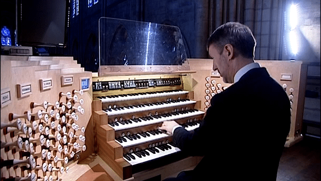 Olivier Latry, l'un des trois titulaires de l'orgue
 (France 3)