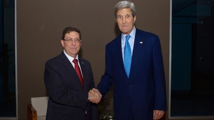 Le secr&eacute;taire d'Etat am&eacute;ricain, John Kerry (D), et son homologue cubain,&nbsp;Bruno Rodr&iacute;guez (G), le 9 avril 2015 &agrave; Panama City (Panama).&nbsp; (US STATE DEPARTMENT / AFP)