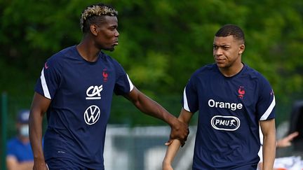 Les joueurs de l'équipe de France Paul Pogba (à gauche) et Kylian Mbappé lors d'une séance d'entraînement au camp de base de l'équipe à Clairefontaine-en-Yvelines, le 11 juin 2021. Photo d'illustration. (FRANCK FIFE / AFP)