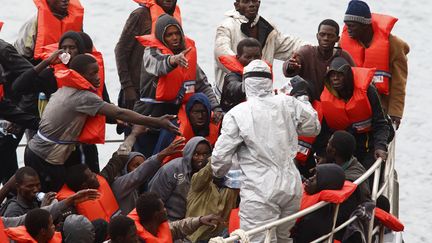 Les secours maltais distribuent de l'eau aux migrants apr&egrave;s leur sauvetage par l'arm&eacute;e, au large de Malte, le 22 janvier 2015. (DARRIN ZAMMIT LUPI / REUTERS)