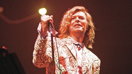 David Bowie sur scène au festival anglais de Glastonbury, le 25 juin 2000. (MIRRORPIX / GETTY)