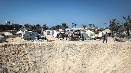 Le site de la frappe israélienne sur le camp de déplacés d'Al-Mawasi à Khan Younès, dans le sud de la bande de Gaza, le 10 septembre 2024. (EYAD BABA / AFP)