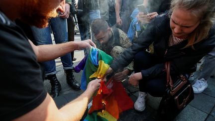 Des manifestants anti-LGBT brûlent un drapeau arc-en-ciel à Kiev (Ukraineà, le 18 juin 2017. (GLEB GARANICH / REUTERS)