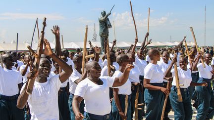 De nouveaux membres des services de police nationaux des Forces unifiées, dont d'anciens rebelles issus de mouvements rivaux, lors de leur cérémonie de remise des diplômes au mausolée du Dr John Garang à Juba le 30 août 2022. (PETER LOUIS GUME / AFP)