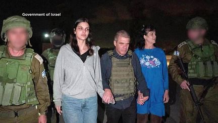 Natalie Shoshana Raanan et Judith Tai Raanan, deux américaines libérées après avoir été prises en otage par le Hamas, le 20 octobre 2023. (GOVERNMENT OF ISRAEL / AFP)