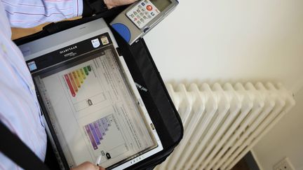 Un expert certifié réalise un Diagnostic de performance énergétique dans un logement. (DAVID ADEMAS / MAXPPP)