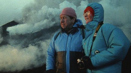 Le couple de chercheurs alsaciens Maurice et Katia Krafft sur un volcan, dans le film "Fire of Love". (ONE FILMVERLEIH GMBH)