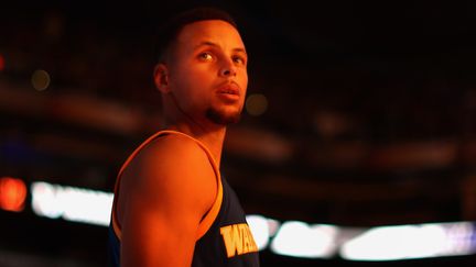 Avec 23 points en un seul quart-temps, Stephen Curry a mis le feu à la défense de Portland.  (CHRISTIAN PETERSEN / GETTY IMAGES NORTH AMERICA)