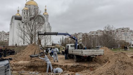 Des corps de&nbsp;civils sont exhumés d'une fosse commune derrière une église, à Boutcha (Ukraine), le 13 avril 2022. (photo d'illustration) (MAXPPP)