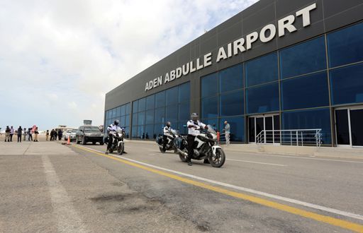 L'aéroport Aden Abdulle à Mogadiscio, plus connu sous le nom de Mogadishu International Airport (MIA), aéroport international de Mogadiscio. Ici, l'arrivée du président ougandais Yoweri Museveni pour un sommet de l'Autorité intergouvernementale pour le développement (IGAD) dans la capitale somalienne le 13 septembre 2016. (REUTERS - Feisal Omar)