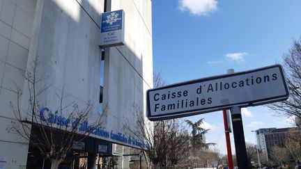 L'"aide exceptionnelle de solidarité" est automatiquement versée soit par la Caf, Pôle emploi ou le Crous (illustration). &nbsp; (HAJERA MOHAMMAD / RADIO FRANCE)